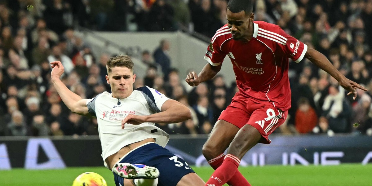 Transfer Alexandra Isaka (z prawej) z Newcastle do Liverpoolu kosztował latem 2025 r. ok. 140-150 mln euro