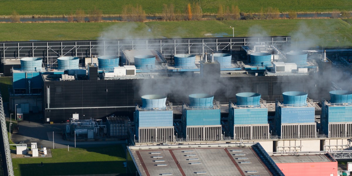Centra danych wymagają specjalnych system&oacute;w chłodzenia. Na zdj. systemy chłodzenia w centrach danych Eemshaven