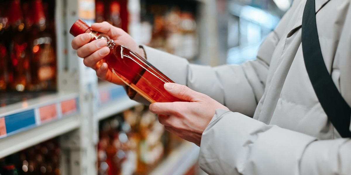 Popyt na drogie alkohole wzr&oacute;sł w czasie pandemii. Teraz jest kryzys