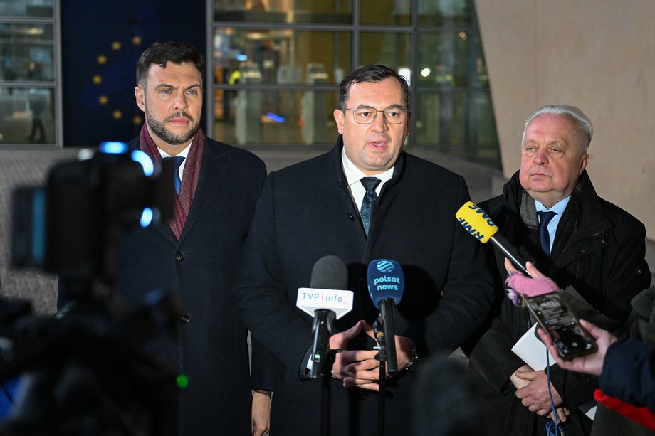 Minister rolnictwa i rozwoju wsi Stefan Krajewski (po środku) oraz wiceministrowie rolnictwa i rozwoju wsi Jacek Czerniak (po prawej) i Adam Nowak (po lewej) podczas konferencji prasowej na temat Mercosuru w Brukseli, 7 stycznia