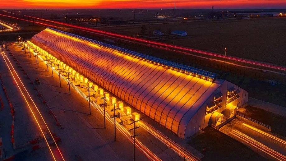 Nowy rodzaj centr&oacute;w danych AI Mety przypomina namiot i można go "rozbić" w ekspresowym tempie.