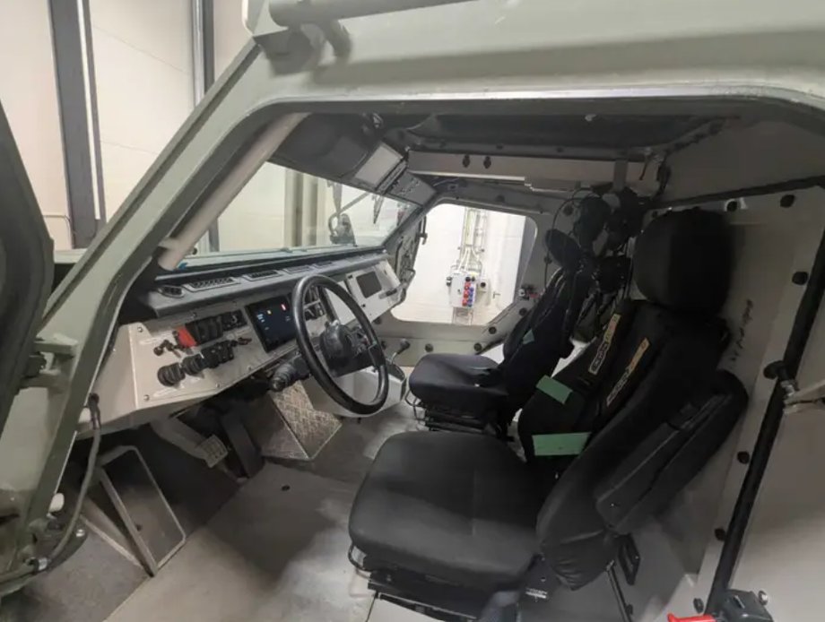 Kabina kierowcy w pojeździe 6x6 jest podobna do kabiny ciężar&oacute;wki. Skrzynia bieg&oacute;w jest automatyczna