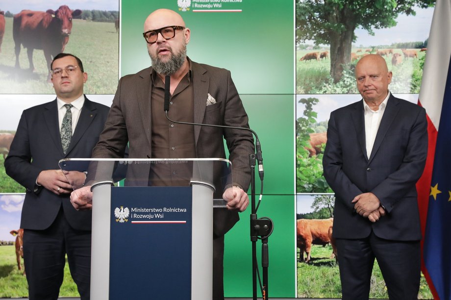 Minister rolnictwa i rozwoju wsi Stefan Krajewski (z lewej), przewodniczący Rady Sektora Wołowiny Jerzy Wierzbicki (z prawej) oraz wiceprezes Polskiej Platformy Zr&oacute;wnoważonej Wołowiny Jacek Zarzecki (po środku) na konferencji prasowej o umowie UE-Mercosur, styczeń 2026