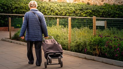 Legitymacja emeryta to nie tylko dokument. Sprawdź, jakie korzyści czekają na senior&oacute;w