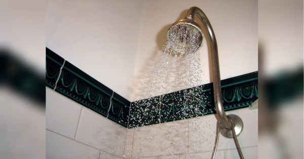 Ciepło, nie gorąco: lekarz wyjaśnił, jaki prysznic najlepiej brać zimą