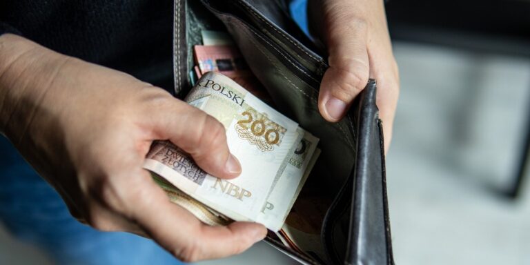 Jak Polacy widzą swoją sytuację finansową? Które elektoraty są najbardziej niezadowolone? [BADANIE]