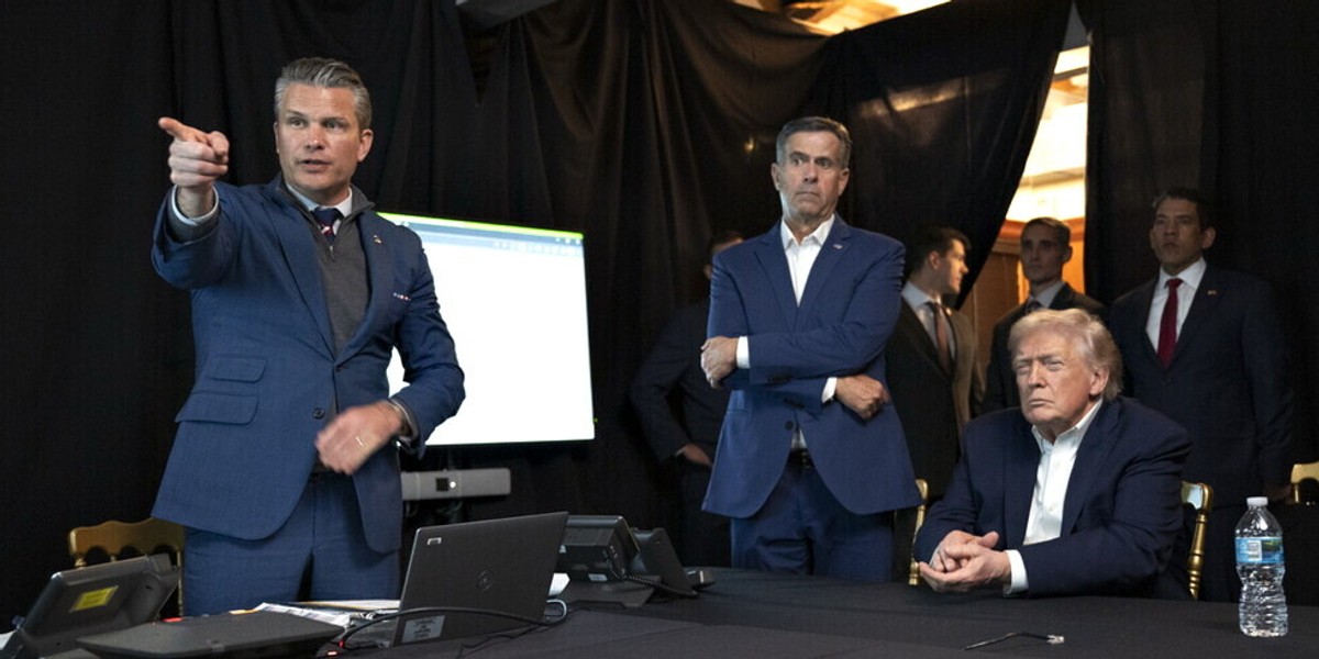 Prezydent Donald Trump, Pete Hegseth i szef CIA John Ratcliffe obserwują 'Operation Absolute Resolve'