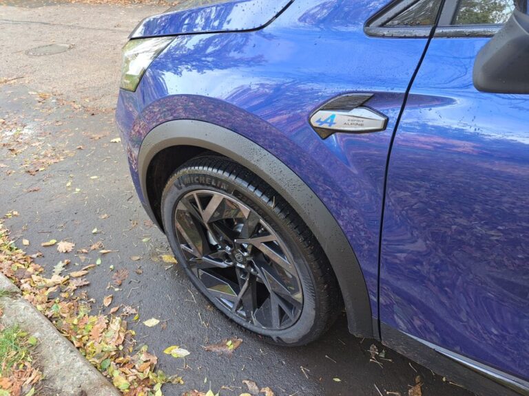 Renault Captur E-Tech 160 w odsłonie miejskiej. Hybryda imponuje możliwościami.