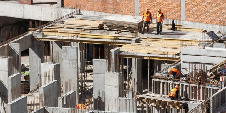 Nowe lokale mieszkalne w budowie. Firmy deweloperskie oceniają wyniki i prognozują przyszłość.