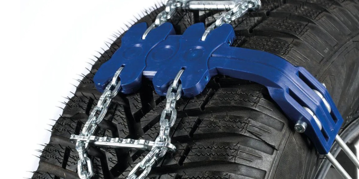 Łańcuchy śniegowe klasyczne, czy tekstylne? Kup jeden z tych zestaw&oacute;w