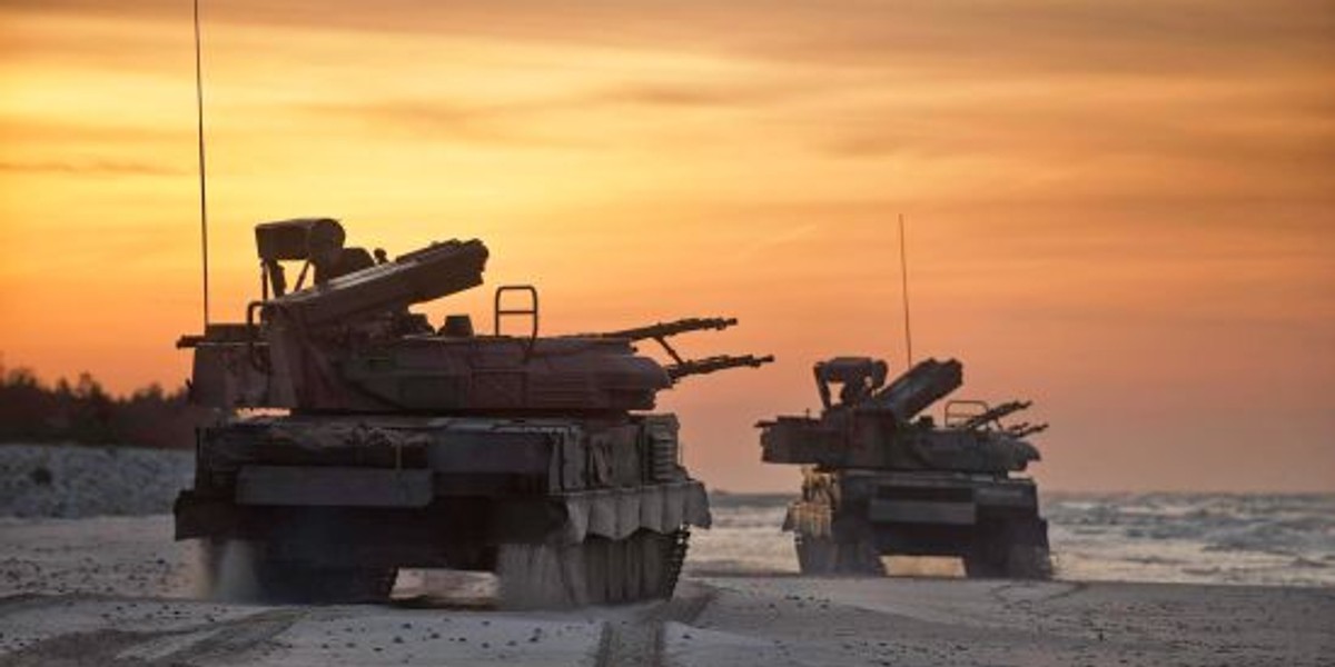 Samobieżna armata przeciwlotnicza ZSU-23-4MP "BIAŁA" produkowana w ZM Tarn&oacute;w do zwalczania nisko lecących cel&oacute;w powietrznych (samoloty, śmigłowce, rakiety skrzydlate, bezpilotowe statki latające, desant powietrzny oraz nieopancerzone i lekko opancerzone cele naziemne) przy wykorzystaniu armat 23mm i rakiet GROM