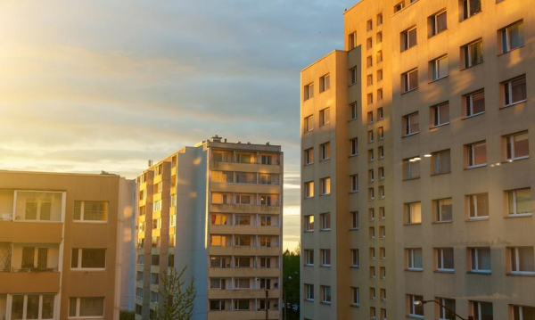 Bruksela chce przeznaczyć miliardy na tanie mieszkania. Nowa strategia UE