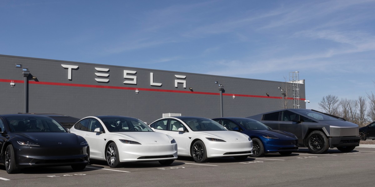 R&oacute;wnia pochyła Tesli w Europie. Chińskie marki odskakują Muskowi