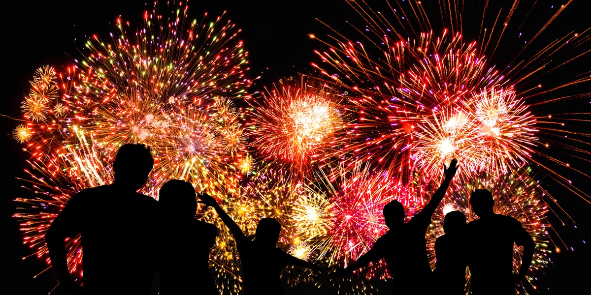 Pokazy sztucznych ogni przez lata kojarzyły się z obchodami Nowego Roku. Rezygnują z nich samorządy, sieci sklep&oacute;w wycofują fajerwerki ze sprzedaży, a organizacje proekologiczne zwracają uwagę na ich szkodliwość. 