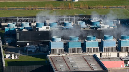 Sztuczna inteligencja potrzebuje mn&oacute;stwo wody. Ekonomiści ostrzegają przed deficytem