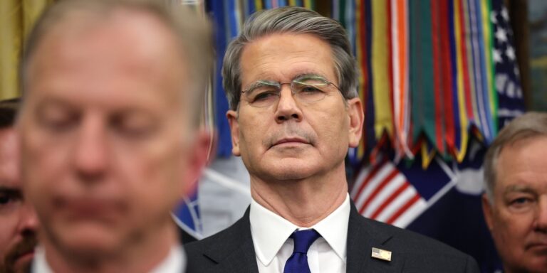 Stany Zjednoczone ostrzegają Europę przed kolejnymi opłatami celnymi. Wysłannik Trumpa w Davos: uspokójcie się.