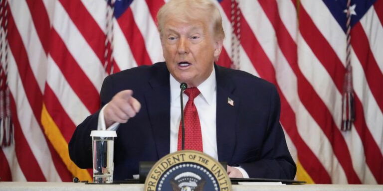 Trump ostrzega państwa wspierające obronę Grenlandii. Wspomina o taryfach.