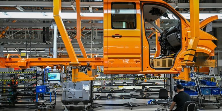 Sto tysięcy redukcji etatów w sektorze. Czy to kres spadku?