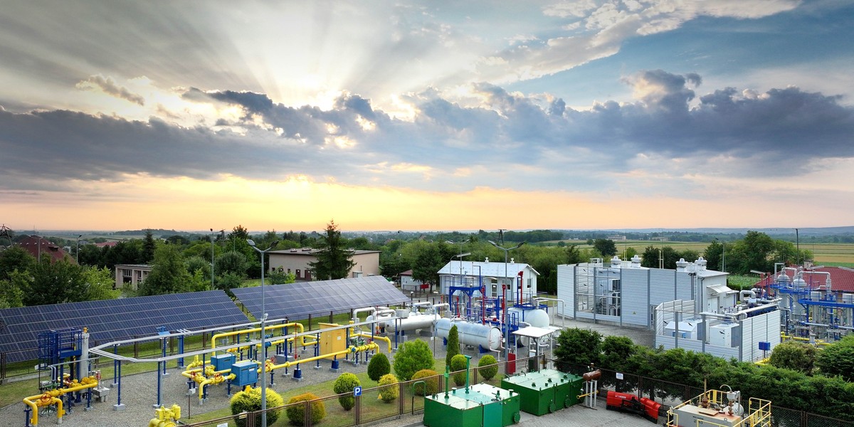 Ekonomiczny efekt wydobycia może być widoczny r&oacute;wnież na poziomie zatrudnienia. Każda nowa inwestycja generuje zapotrzebowanie na dziesiątki usług, kt&oacute;re rzadko kojarzą się z branżą paliwową: od transportu ciężkiego po hotelarstwo, gastronomię, serwis techniczny czy obsługę zaplecza. 