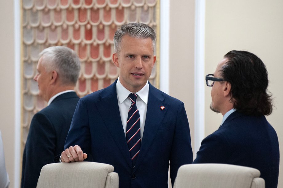 Wiceminister infrastruktury Arkadiusz Marchewka rozmawia z ministrem aktyw&oacute;w państwowych Wojciechem Balczunem przed posiedzeniem rządu