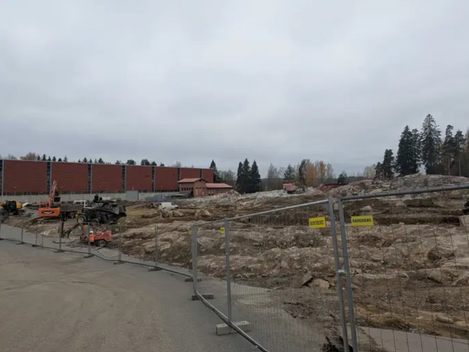 Ekipy budowlane przygotowują drogę do nowej linii montażowej w zakładzie Patria w H&auml;meenlinna