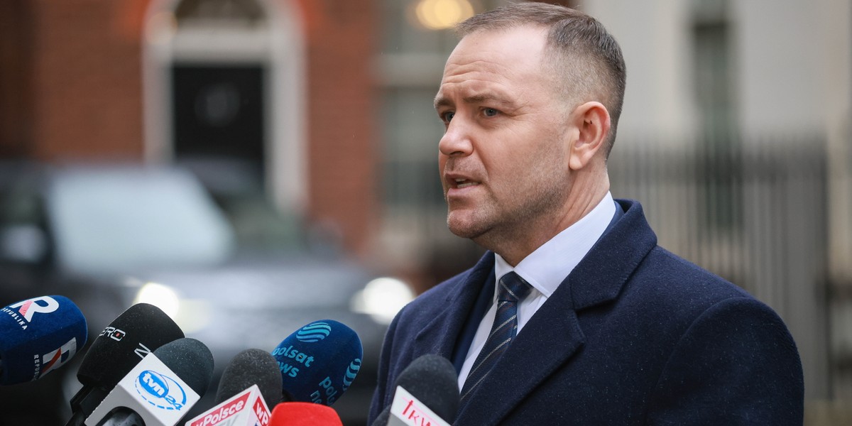  Prezydent RP Karol Nawrocki podczas wypowiedzi dla medi&oacute;w po spotkaniu z premierem Wielkiej Brytanii w Londynie.