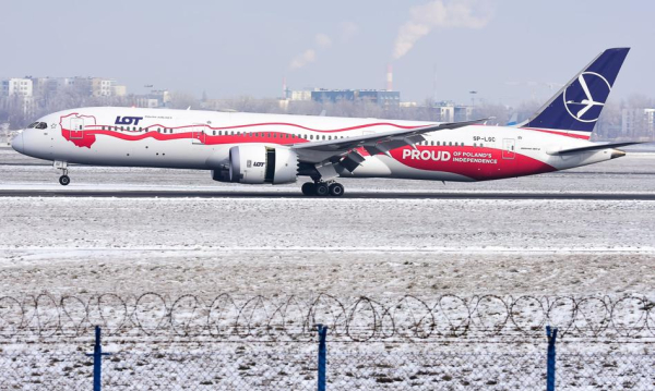 Op&oacute;źnienia na Lotnisku Chopina. Konieczne odladzanie samolot&oacute;w przed startem