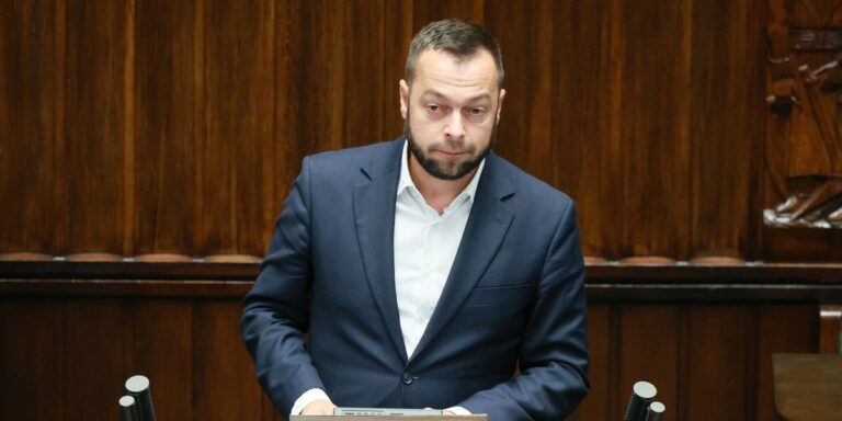 Sąd skazał Bartosza Romowicza: Czy poseł straci członkostwo w partii?