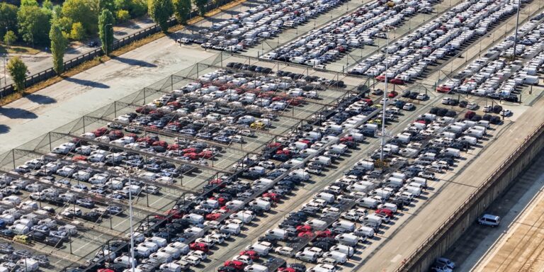 Elektryczne rewolucje Toyoty: Miliardowe straty budzą niepokój na giełdzie