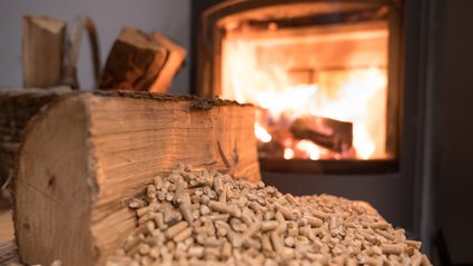 Polacy płacą coraz więcej za pellet. Jak wypada w por&oacute;wnaniu z pompą ciepła?