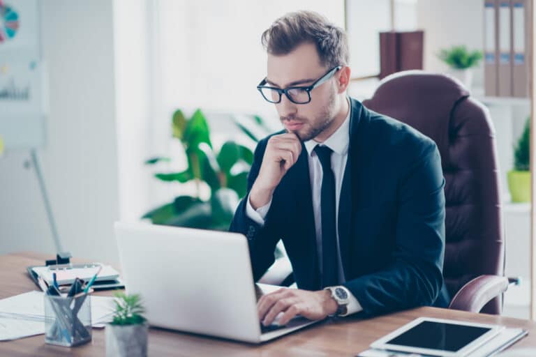 Czesi bez KSeF: Poznaj powody opóźnień i przyszłość krajowego systemu faktur