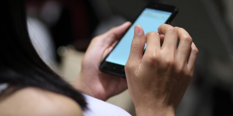 Brytania uderza w cyberprzestępców: surowsze kary za publikację nagich zdjęć bez zgody