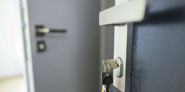 Jak polskie gminy kurczą zasoby mieszkań komunalnych – poznaj przyczyny