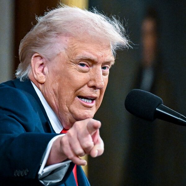 Główna 132 Trump odkręca śrubę Kubie: Stawia żelazne…