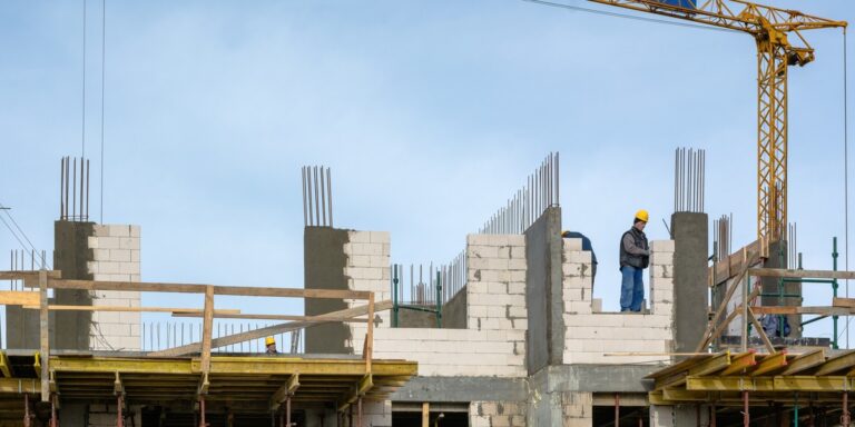 Rok pełen zmian w sektorze nieruchomości. Drożej, lecz pojawiają się dobre oferty.