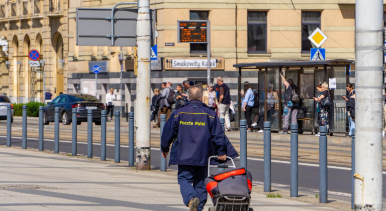 Poczta Polska redukuje etaty: Kluczowe zmiany w modelu zatrudnienia