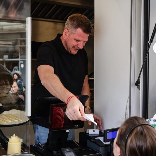 Cena licencji od Filipa Chajzera. Zgłaszają się pierwsi zainteresowani.