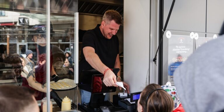 Cena licencji od Filipa Chajzera. Zgłaszają się pierwsi zainteresowani.