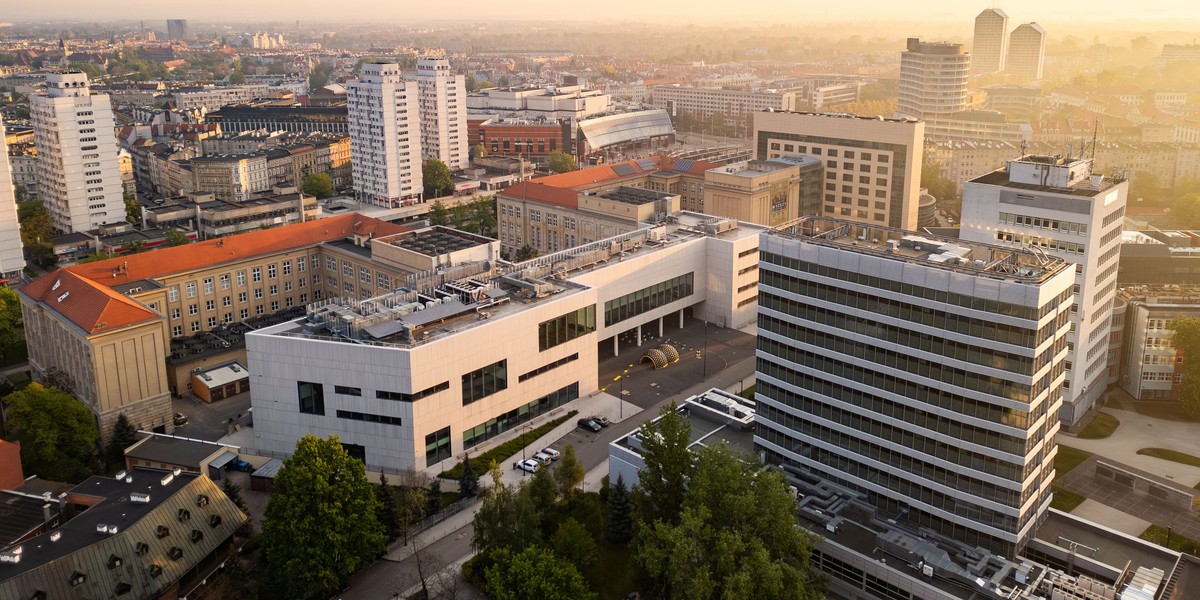 Politechnika Wrocławska walczy o stworzenie polskiej gigafabryki AI 159 W Europie ma powstać trzynaście gigafabryk AI. Mają służyć tworzeniu, trenowaniu i wdrażaniu ogromnych modeli AI. Polska ma szansę na maksymalnie dwie takie fabryki, a jeden z wniosków, przygotowany przez Politechnikę Wrocławską — został zakwalifikowany przez Ministerstwo Cyfryzacji do dalszej analizy.