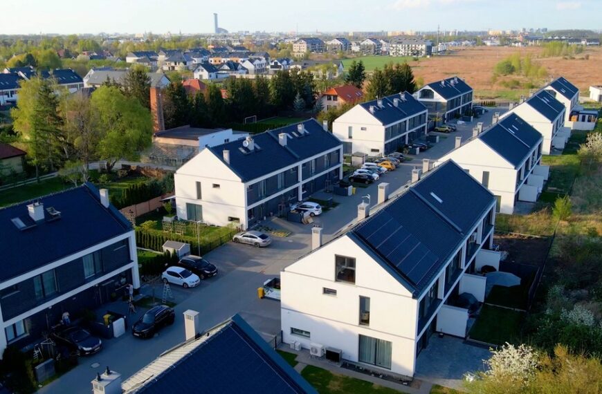 Real Estate Scene 2025: Why are Builders Scaling Down Homes?