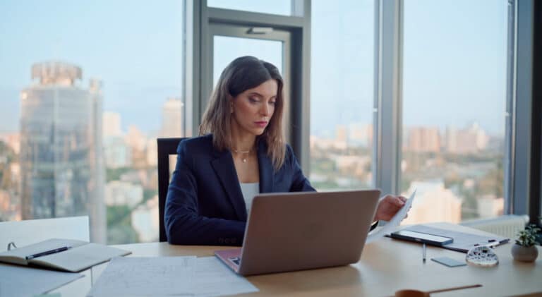 Polska w tyle za Europą: kobiety wciąż walczą o miejsca w zarządach, dyrektywa UE czeka.