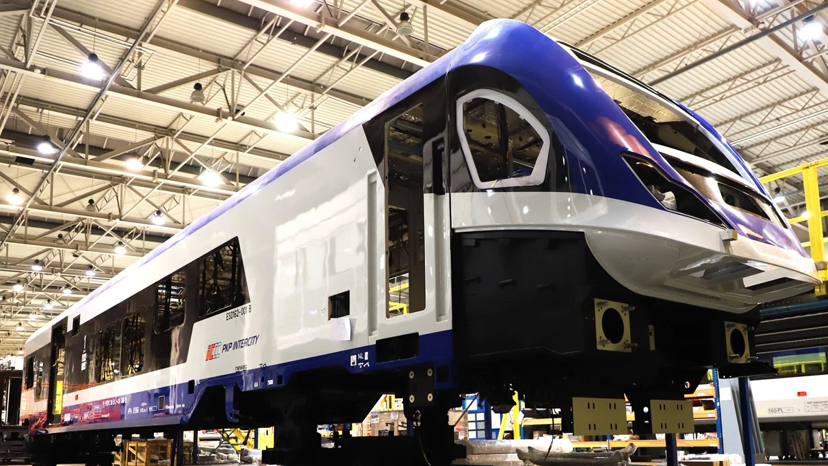 PKP Intercity przywraca legendę: zobacz, jak wyglądają pociągi po 40 latach przerwy 3
