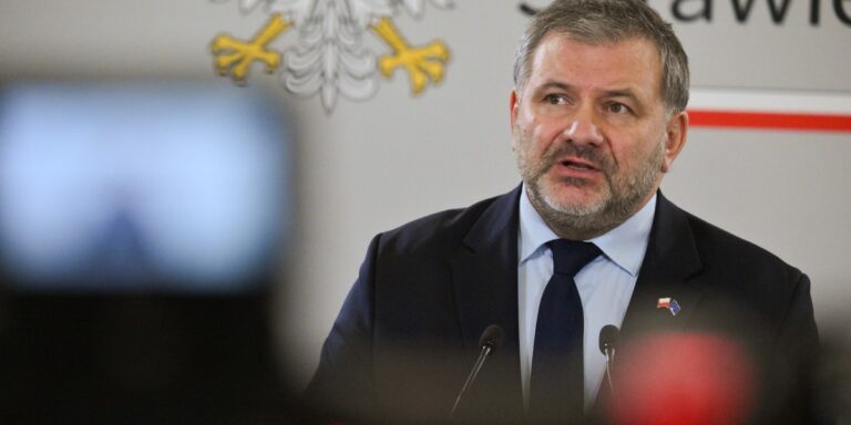 Bezdomne psy w więzieniach: Żurek wdraża innowacyjną strategię resocjalizacji Bezdomne psy w więzieniach: Żurek wdraża innowacyjną strategię resocjalizacji