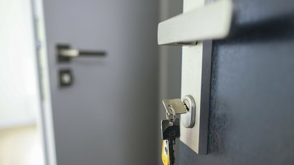 Gminy tracą mieszkania szybciej niż budują nowe. Zwroty to tylko część problemu