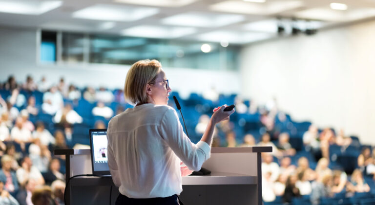 Kobiety w polskiej nauce: kto i co utrudnia im rozwój kariery?