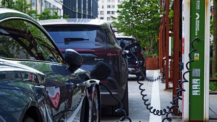 Elektryki wyprzedzają diesle. Historyczny moment na polskim rynku