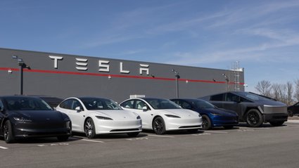 R&oacute;wnia pochyła Tesli w Europie. Chińskie marki odskakują Muskowi