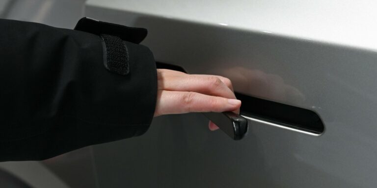 Chiny: zakaz wpuszczanych klamek w autach. Tesla na celowniku.