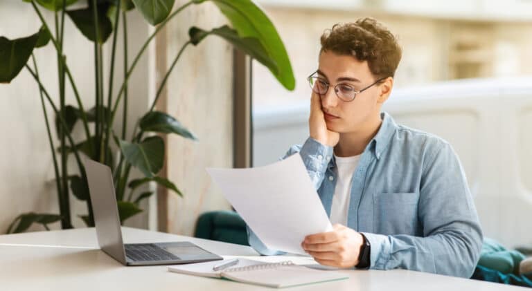 Rynek pracy tonie? Odkryj, co oznaczają kolejne spadki zatrudnienia.