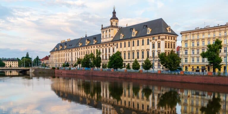 Rektorzy uczelni wyższych: ile wynoszą ich miesięczne pensje?